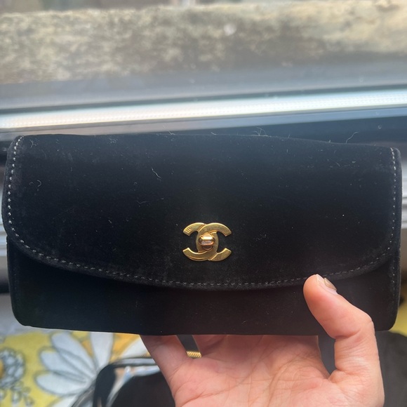 Chanel Vintage Patent Leather Black Vanity Makeup Crossbody Bag - Picture 14 of 15